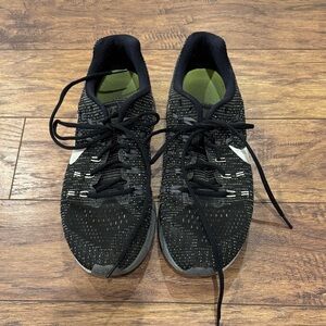 Nike Men's Black and White Athletic Shoes